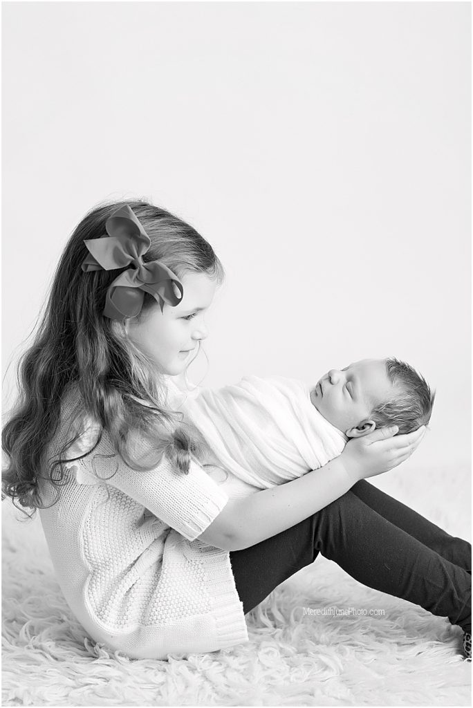 Newborn and sibling posing ideas by MJP